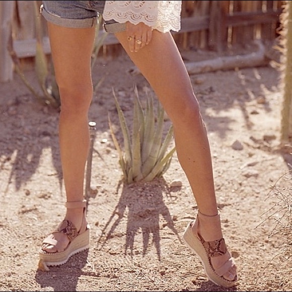 BNIB CROWN VINTAGE Wedge Sandal Size 9 LAST ONE - Picture 2 of 16